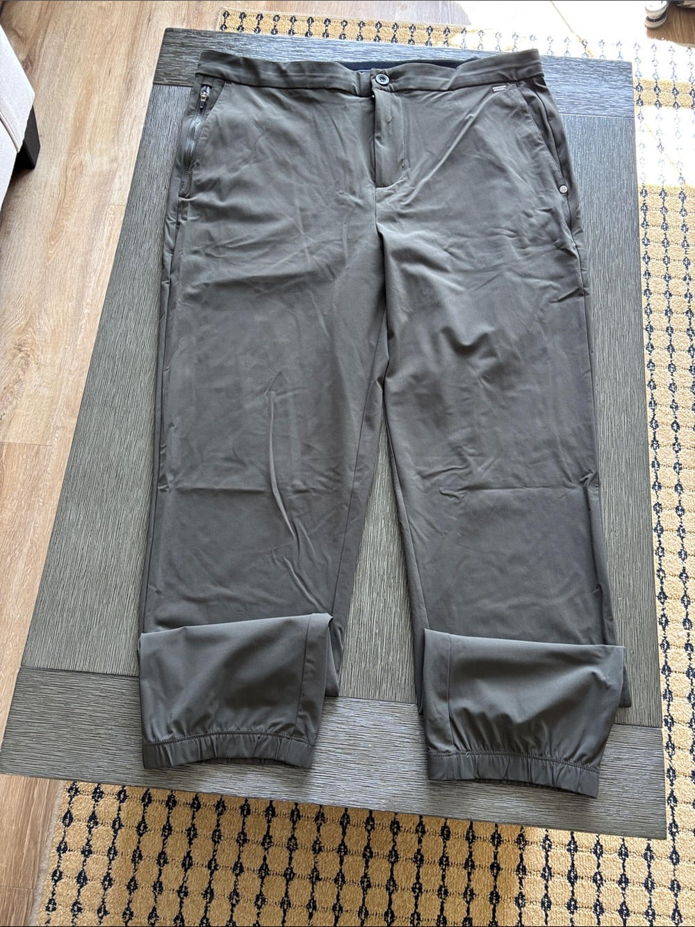 The Vuori Fleet Travel Jogger Khaki Green Size XL EUC